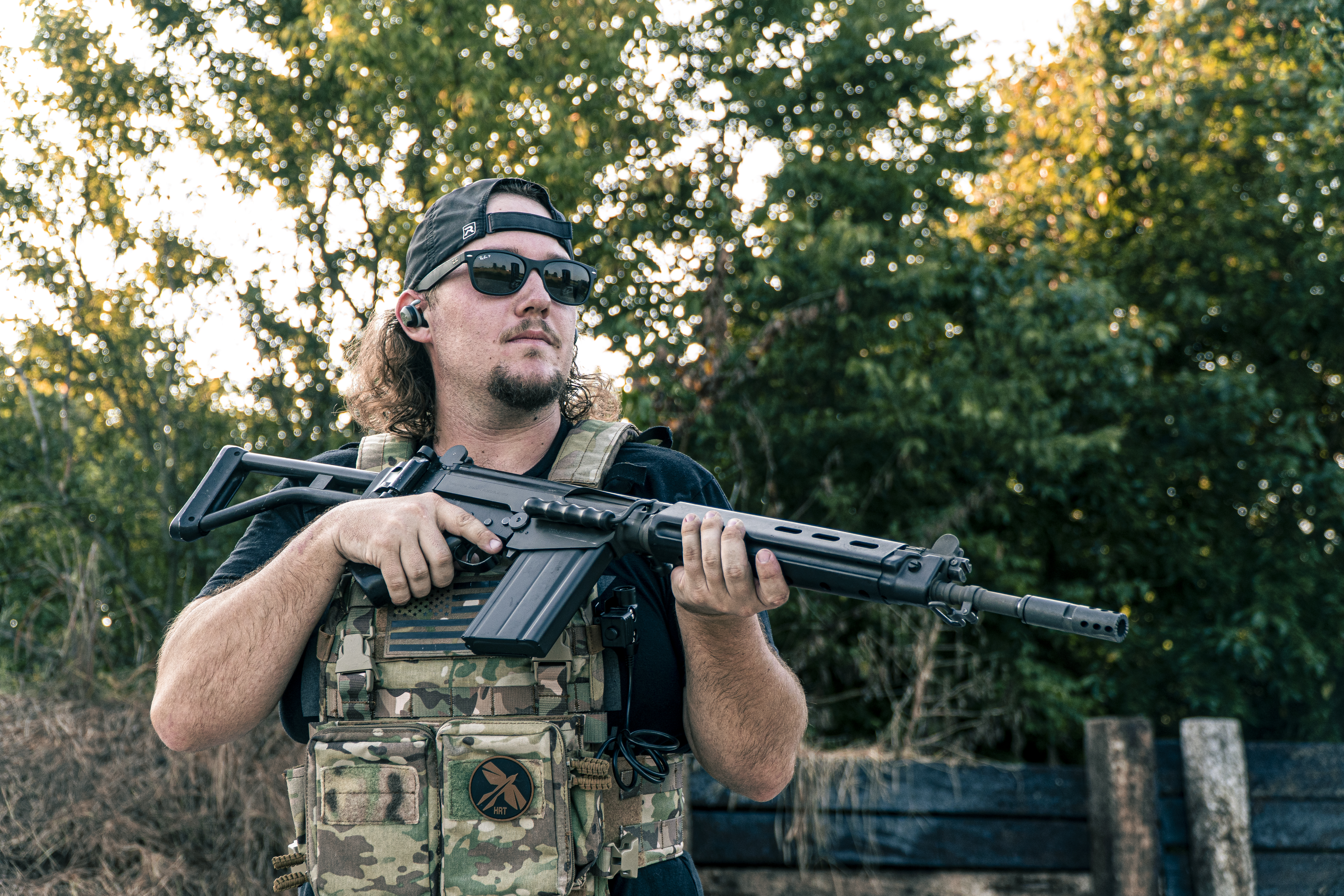 Man holding SAR 48 FAL against plate carrier